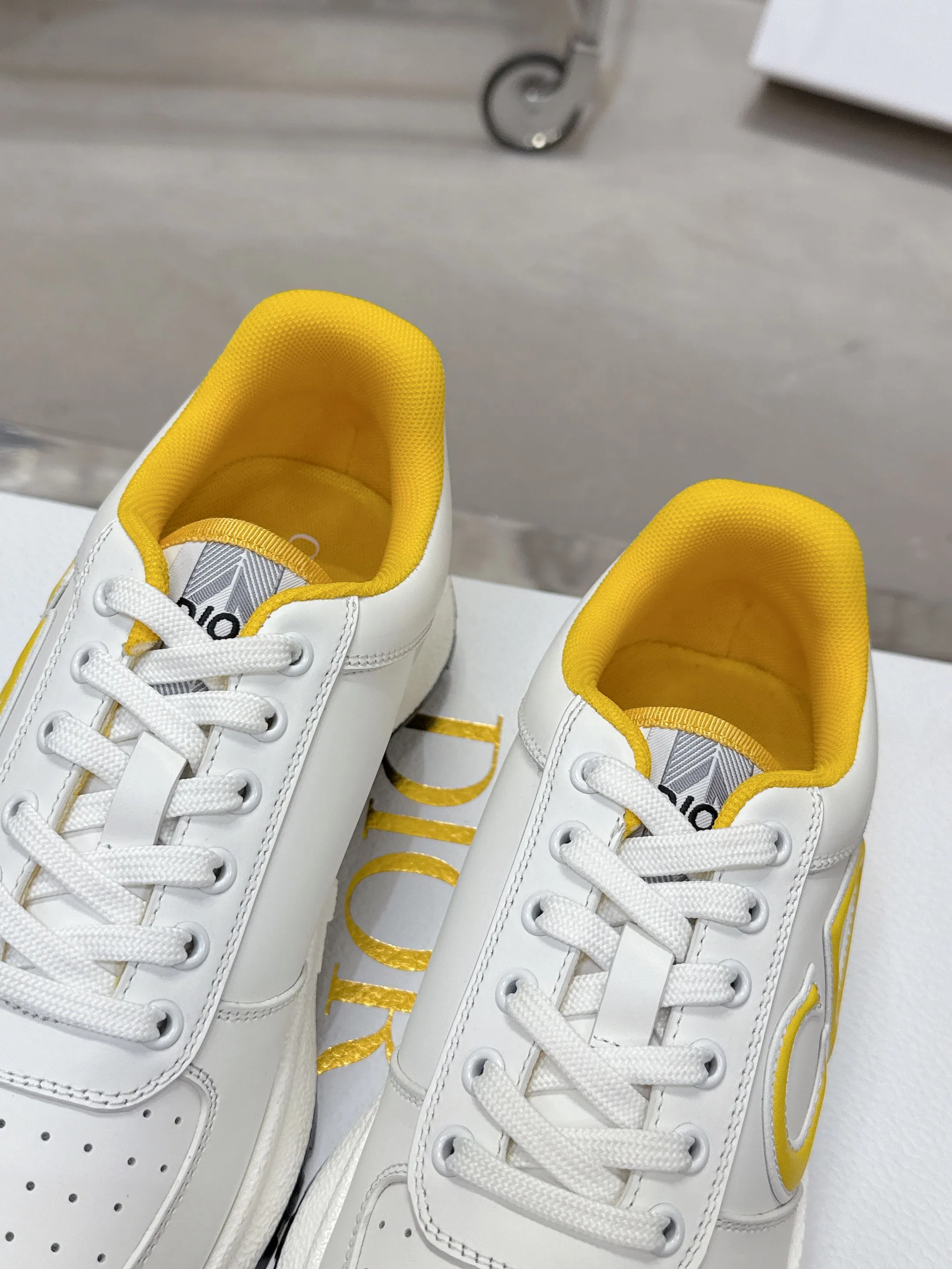 Factory price 680💰 Top version! ! ! Dior Dior's latest Run'n'Dior series, couple's thick-soled casual sneakers, originally purchased, developed and manufactured. This Run'n'Dior reinterprets sports style with an elegant and fashionable shape. The upper is crafted from white mesh fabric and features the Christian Dior Paris signature on the laces and heel. The exquisite two-color sole is light and soft, which can add a high-end temperament to all kinds of casual looks. Exquisite packaging at the delivery counter 🛍📦 ▪️Fabric: Original customized imported first-layer cowhide ▪️Inner lining: Imported original lining ▪️Sole: Original molded non-slip TPU material ▪️Size: Women's 35-41 / Men's 39-46 (Female 40 41 / Men's 38.45.46 customized)